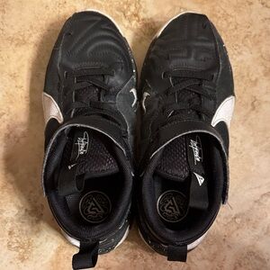 Nike Little Kids Giannis Antetokounmpo Basketball Sneakers